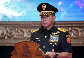 Panglima TNI Jenderal TNI Agus Subiyanto saat memimpin upacara Sertijab
