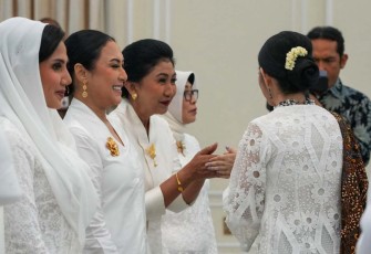 Dina Budi Arie saat pengukuhan di Gedung II Istana Wakil Presiden RI di Jakarta, Senin (13/1)