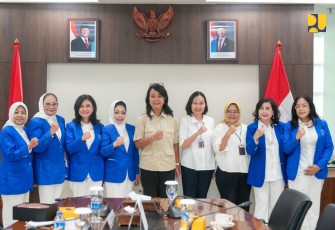 Wamen PU Diana Kusumastuti foto bersama IWAPI di Jakarta, Kamis (16/1)