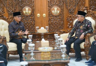Mendes PDT Yandri Susanto bersama Mendikdasmen Abdul Mu'ti di Jakarta, Kamis (16/1)