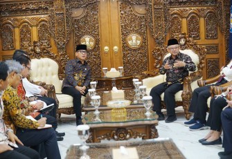 Mendikdasmen Abdul Mu'ti bersama Mendes Yandri Susanto di Jakarta, Kamis (16/1)