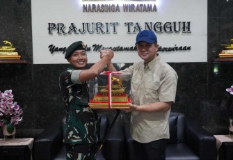 Mentrans Iftitah saat menerima cenderamata dari Danyon Kav 8/NSW di Pasuruan, Minggu (19/1)