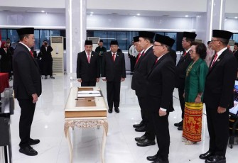 Menteri ATR/BPN Nusron Wahid saat melantik pejabat struktural dan fungsional di Jakarta, Senin (20/1)
