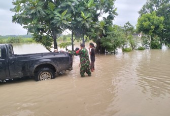 Babinsa Posramil Pitu Serma Subagio Melakukan Pemantauan dan Evaluasi Warga Terdampak Banjir 