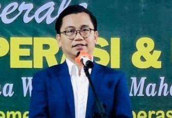 Ekonom Dr Bachtiar Maddatuang