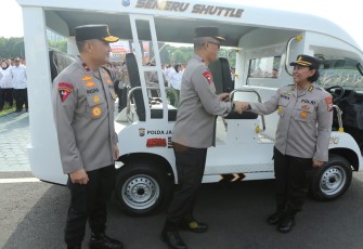 Kapolda Jatim Irjen Pol Imam Sugianto menyerahkan mobil shuttle Semeru SPKT di Surabaya, Senin (3/2)
