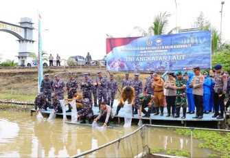 Tebar benih ikan perkuat ketahanan pangan di kabupaten Sorong, Senin (3/2)