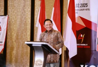 Mendagri Tito Karnavian saat memberikan sambutan dalam Kongres Advokat Indonesia di hotel The Trans Luxury Bandung, Senin (10/2)