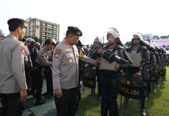 Pengecekan personel pengamanan pelantikan kepala daerah di Mapolda Jatim, Rabu (19/2)