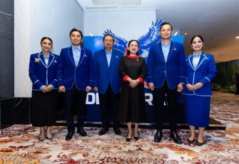 Foto bersama dengan Ketum Demokrat AHY dan keluarga 