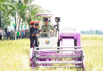 Pangdivif 2 Kostrad Mayjen TNI Susilo memanen pagi menggunakan traktor, Kamis (27/2)