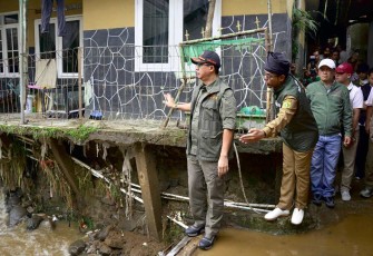 Kepala BNPB Letjen TNI Dr. Suharyanto S.Sos., M.M., (topi rompi hijau) saat meninjau lokasi jembatan yang amblas terdampak banjir bandang di Desa Tugu Selatan, Kecamatan Cisarua, Kabupaten Bogor, Jawa Barat, Senin (3/3).