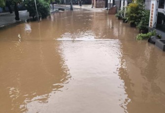 Banjir di Jalan Melati Raya Jati Kramat, Kecamatan Jati Asih, Kota Bekasi, Selasa (4/3)