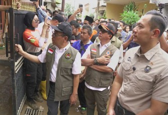 Kepala BNPB dampingi dua Menko meninjau lokasi terdampak banjir, yang terletak di Kelurahan Duren Jaya, Kecamatan Bekasi Timur, Kamis (6/3).