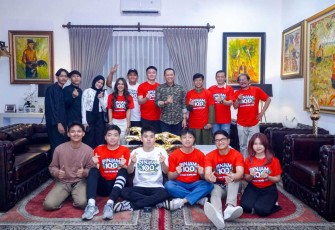 Bambang Soesatyo foto bersama pemain film Pinjam 100 The Movie di Jakarta, Minggu (9/3)