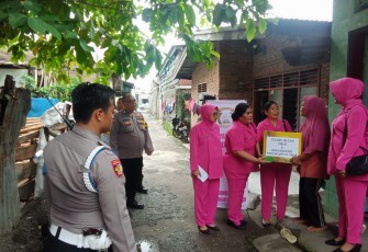 Polsek Medan Timur Berbagi Sembako kepada Warga.