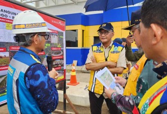 Menteri PU Dody Hanggodo saat menerima pemaparan kesiapan tol ruas Kraksaan - Paiton