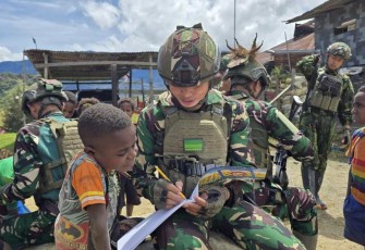 Personel satgas Yonif 700/Wyc ajarkan anak-anak menggambar dan mewarnai 