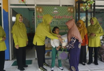 Ketua Persit KCK Cab XIX Kodim Ngawi, Ny Intan S. Wibowo memberikan sembako berkah ramadan, Rabu (19/3)