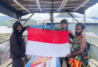 Tokoh adat meminta bendera merah putih untuk dikibarkan