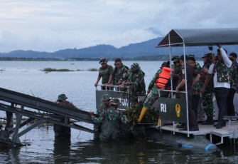 Kasad Jenderal TNI Maruli Simanjuntakenyaksikan langsung proses pembersihan sampah di danau Tondano, Minahasa 