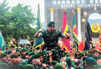 Pangkostrad Letjen TNI Mohammad Fadjar 