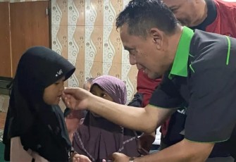 Ketua KONI Kota Depok, Herry Suprianto menyantuni anak yatim