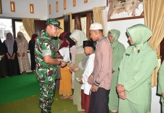 Dandim 0818/Malang-Batu Letkol Inf Yuda Sancoyo memberikan santunan anak yatim 