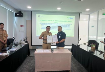 Kepala Disnaker Kabupaten Blitar Tavip Wiyono Usai Tandatangani Kerjasama dengan BPJS Ketenagakerjaan Cabang Blitar untuk Beri Perlindungan Ketenagakerjaan ke Buruh Tani, Petani Tembakau dan Masyarakat Sejenisnya. (Foto : Klikwarta.com)