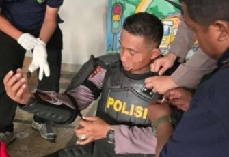 Anggota Polrestabes Surabaya mendapatkan perawatan 