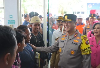 Kapolda Kalteng Irjen Pol Iwan Kurniawan saat berdialog dengan pemudik di pelabuhan Kumai