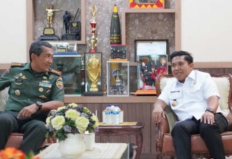 Danrem 023/KS Kolonel Inf Jansen P Nainggolan bersama Walikota Sibolga, Kamis (27/3)