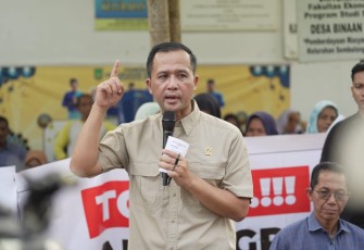 Mentrans Iftitah Sulaiman berdialog dengan warga Rempang, Sabtu (29/3)