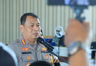 Kabid Humas Polda Jatim Kombes Dirmanto saat memberikan keterangan pers 