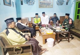 Lebaran Idul Fitri Anggota TNI-Polri di Ponorogo Halal Bi Halal ke Rumah Warga 