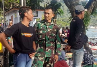 Sertu Gunaris berdialog dengan pengunjung di telaga Ngebel