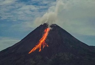 Guguran lava Gunung Merapi di Yogyakarta, Senin (7/4)