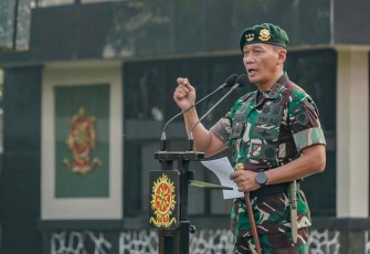 Panglima Kostrad  (Pangkostrad), Letjen TNI Mohammad Fadjar, MPICT., memimpin langsung upacara kenaikan pangkat Perwira, Bintara, Tamtama, serta PNS Mako dan Balak Kostrad periode 1 April 2025