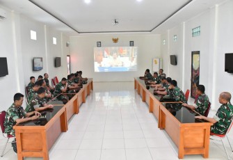 Presiden RI Wawancara Dengan Para Tokoh Senior Jurnalis, Anggota Kodim Ponorogo Nonton Bareng