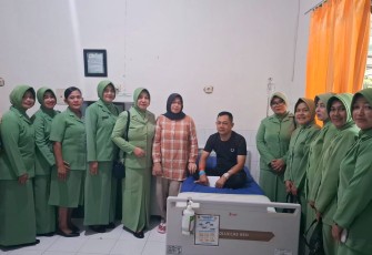 Ketua Persit KCK Koorcab Rem 081 Jenguk Prajurit yang Sakit