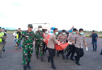 Kodim 1715/Yahukimo Bantu Polri Evakuasi Jenazah Korban Kekejaman OPM di Muara Kum Distrik Seradala