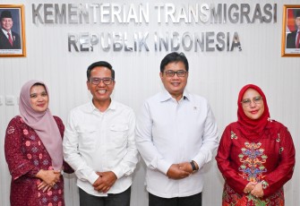 Wakil Menteri Transmigrasi Viva Yoga Mauladi menerima kehadiran Wakil Rektor I Universitas Muhammadiyah Jakarta (UMJ) Dr. Muhammad Hadi, SKM., Mkes; Dekan FISIP Prof. Dr. Evi Satispi, MSi; dan Ketua Program Studi Magister Ilmu Komunikasi Dr. Tria Patrianti, MIkom