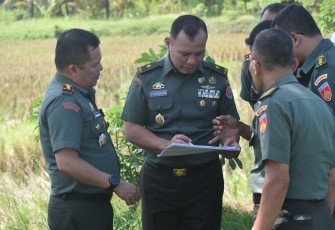 Komandan Korem 071/Wijayakusuma Kolonel Inf Jamaluddin, S.I.P., M.I.P., mendampingi kunjungan Waasrena Kasad Brigjen TNI Parlindungan Hutagalung meninjau lokasi lahan yang akan dijadikan Batalyon Teritorial, Rabu (16/4/2025)