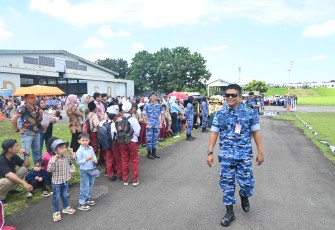 Tampak Danlanud Soewondo Sedang Berjalan Sambil Menyapa Masyarakat Secara Langsung Saat Menyaksikan Atraksi  Udara Spektakuler Oleh Pesawat Tempur 