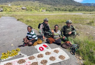 Prajurit Satgas TNI Borong Hasil Tani Warga Sinak