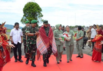 Danrem 023/KS Kolonel Inf Jansen P Nainggolan saat menyambut kedatangan Pangdam I/BB di Kabupaten Tapanuli Tengah, Selasa (22/4)