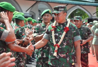 Pangdam I/BB Mayjen TNI Rio Firdianto menyalami prajuritnya saat kunjungan perdana di Korem 023/KS, Selasa (22/4)