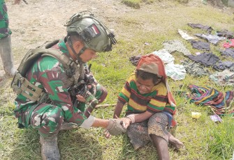 Satgas TNI Gelar Pengobatan Gratis Sampai ke Pintu Warga