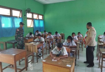 Satgas Pamtas RI-RDTL Kawal Pelaksanaan Ujian di SMA Negeri 1 Amfoang