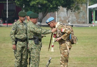 Pangdivif 2 Kostrad Mayjen TNI Susilo mengalungkan bunga menyambut Dansatgas Yonif 413/Bremoro, Sabtu (26/4)